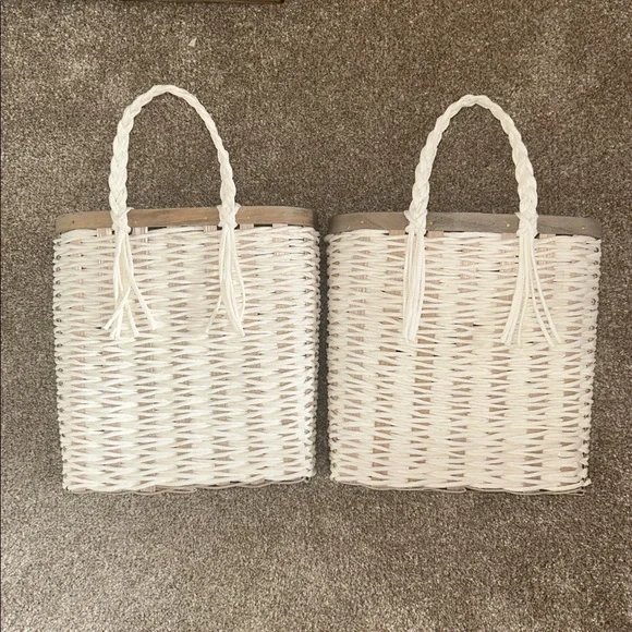 Set os 2 white hanging wicker baskets - Picture 2 of 3